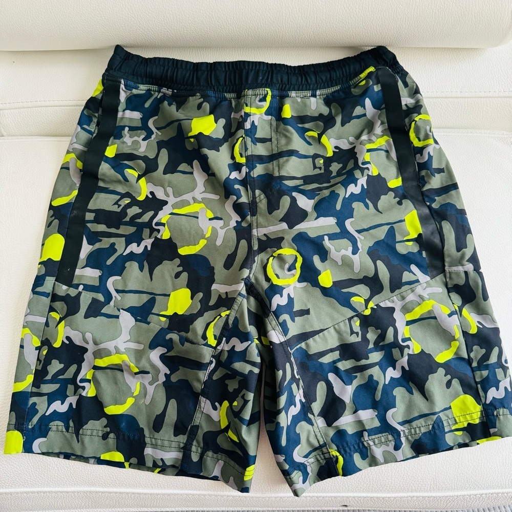 Fabletics FL2 men shorts with liner in Camo print and neon details - size Small - Picture 1 of 7